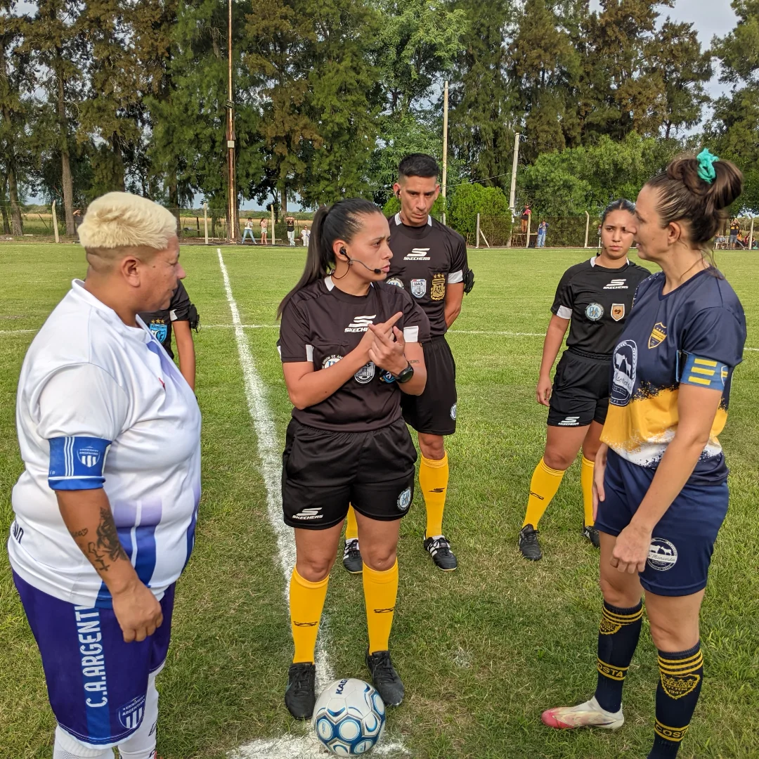 Final del primer tiempo en el Bajo Vénica, donde Defensores de la Costa se impone con claridad