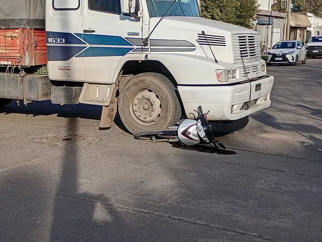 Una moto quedó debajo de un camión en un choqueUn accidente de tránsito ocurrió este miércoles a