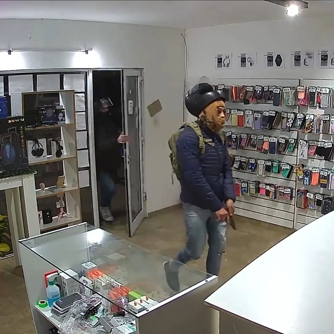 Amigos y clientes Esta tarde a la 19hs unos delincuentes armados ingresaron al local y nos robar