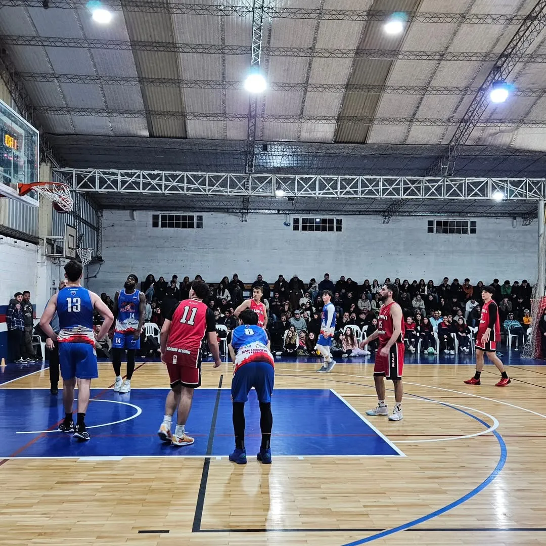 EL REDE GANÓ EN CASAFUE 89 A 70 ANTE PAGANINI ALUMNI En un marco festivo, grandes y chicos disf