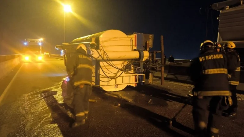 acomplado_caido_en_el_puente_rosario_victoria.jpg_463175120