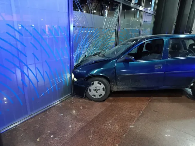 2024-09-09-estrello-el-auto-contra-el-banco-nacion3jpg
