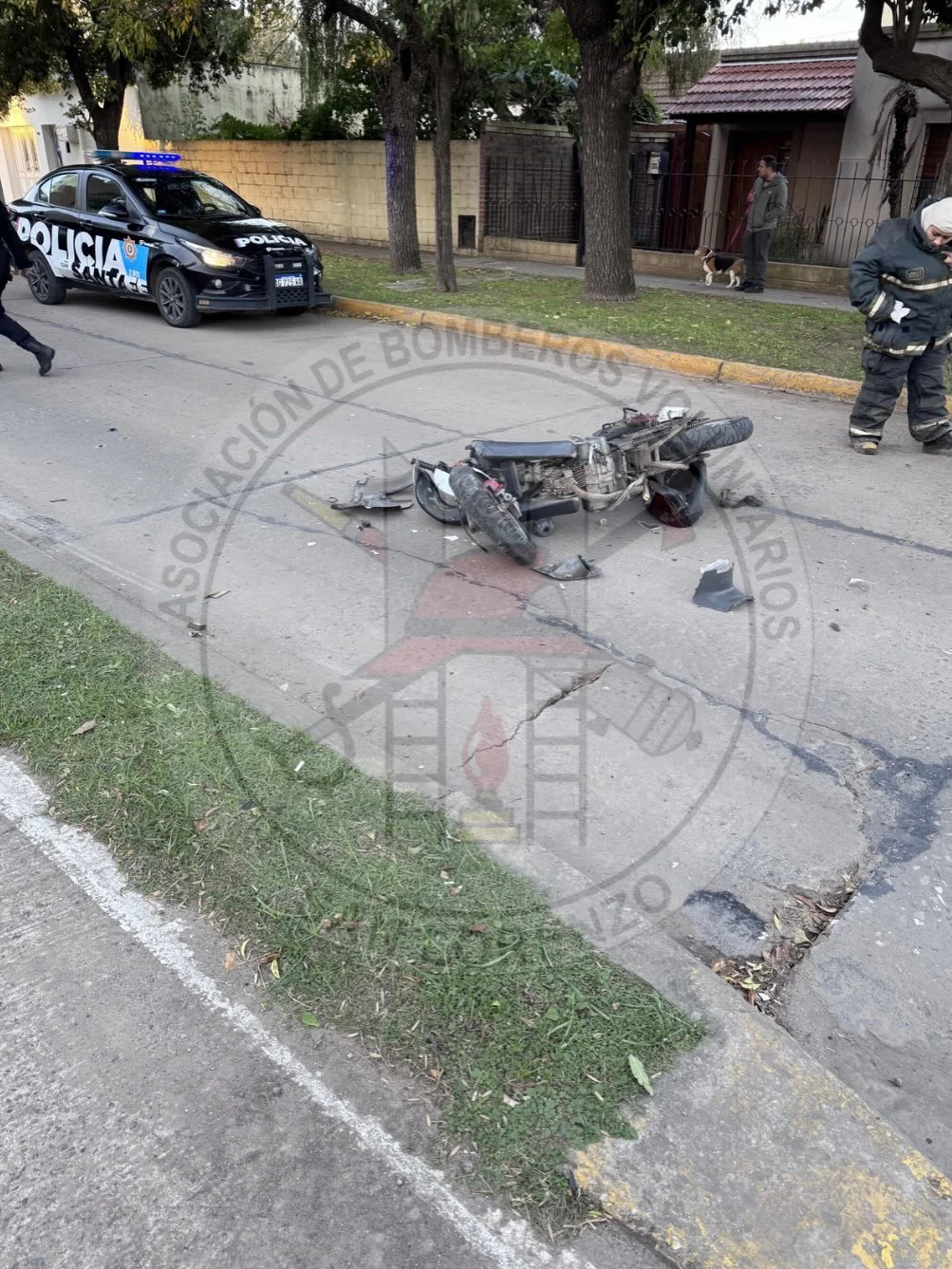 ⚠️SINIESTRO VIAL⚠️📆 26-04-2026⏰ 17-49hs🚒 M09📍 Sargento Cabral y Domingo PorteauSe recibe avis