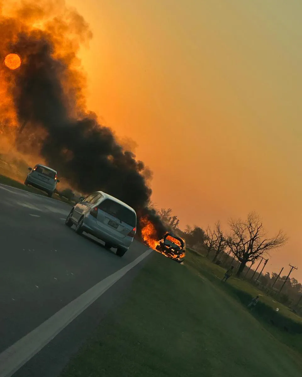 ⚠️INCENDIO DE VEHÍCULO ⚠️JUEVES 18-9📍ALDAO Sale Móvil 4 a cargo de Cabo 1ero Cabrera N , se rec