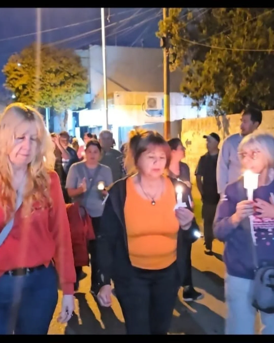 📢 Noche de movilización y tensión en Capitán Bermúdez 📣 Los vecinos autoconvocados por la ins